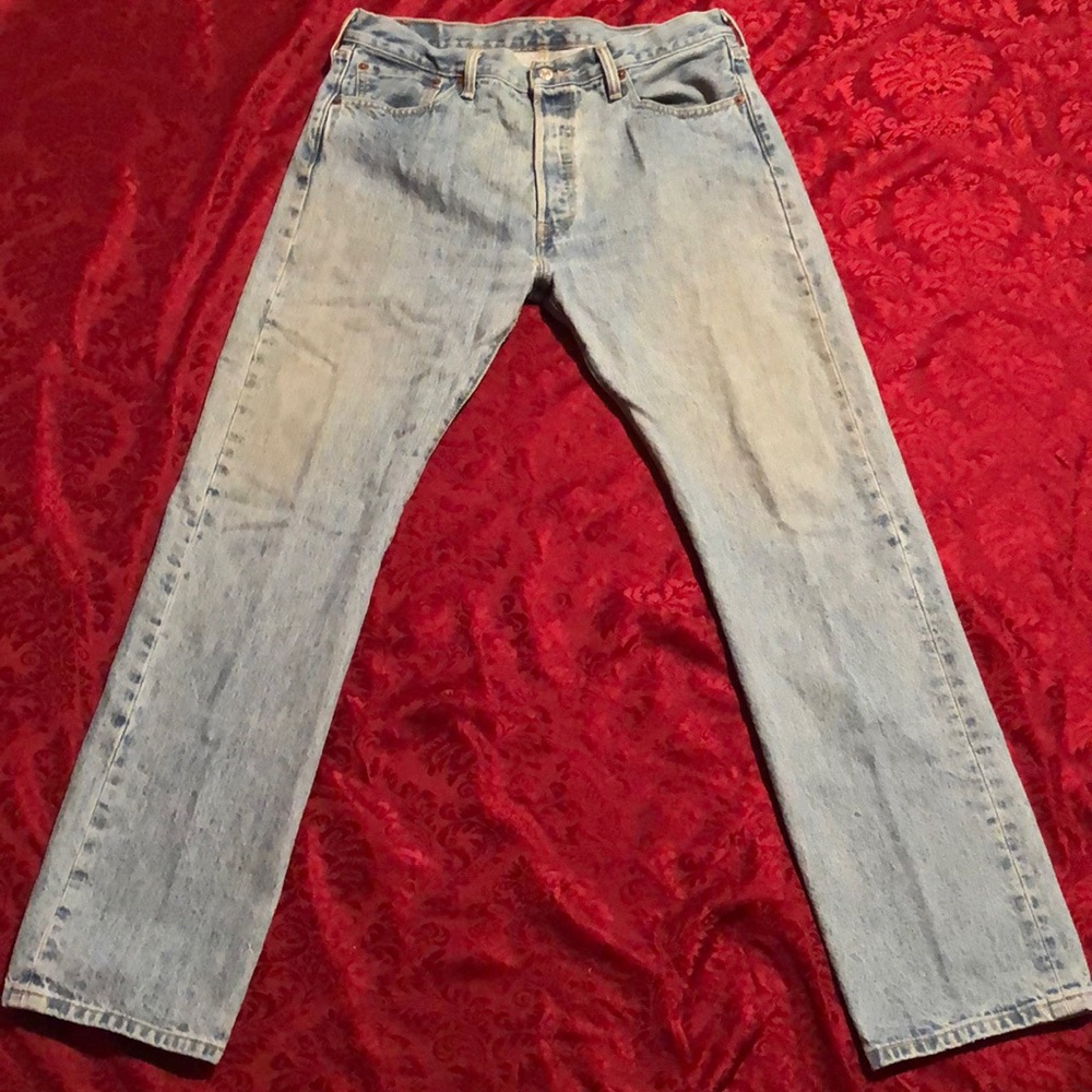 Vintage men’s Levi’s light wash with stone washing to both thighs W 34” L 32”